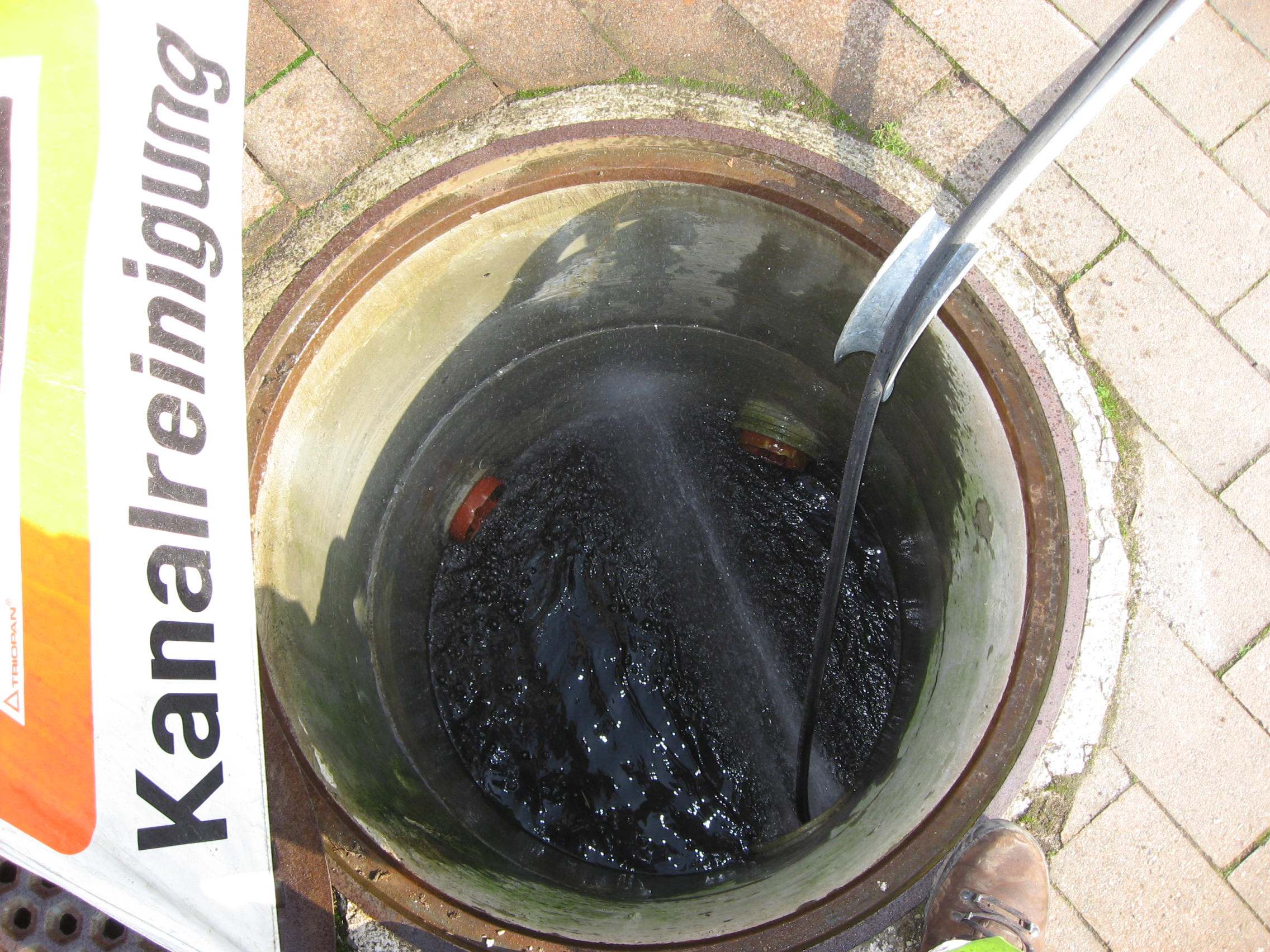 Hochdruckstrahl reinigt einen Schacht